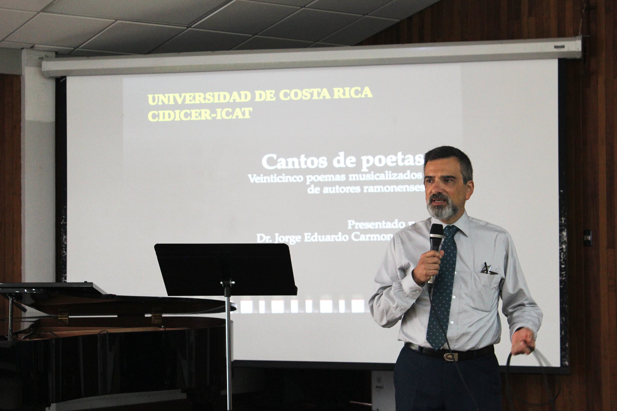 Presentación de Dr. Jorge Eduardo Carmona sobre “Cantos de poetas: Veinticinco poemas musicalizado de autores ramonenses”.