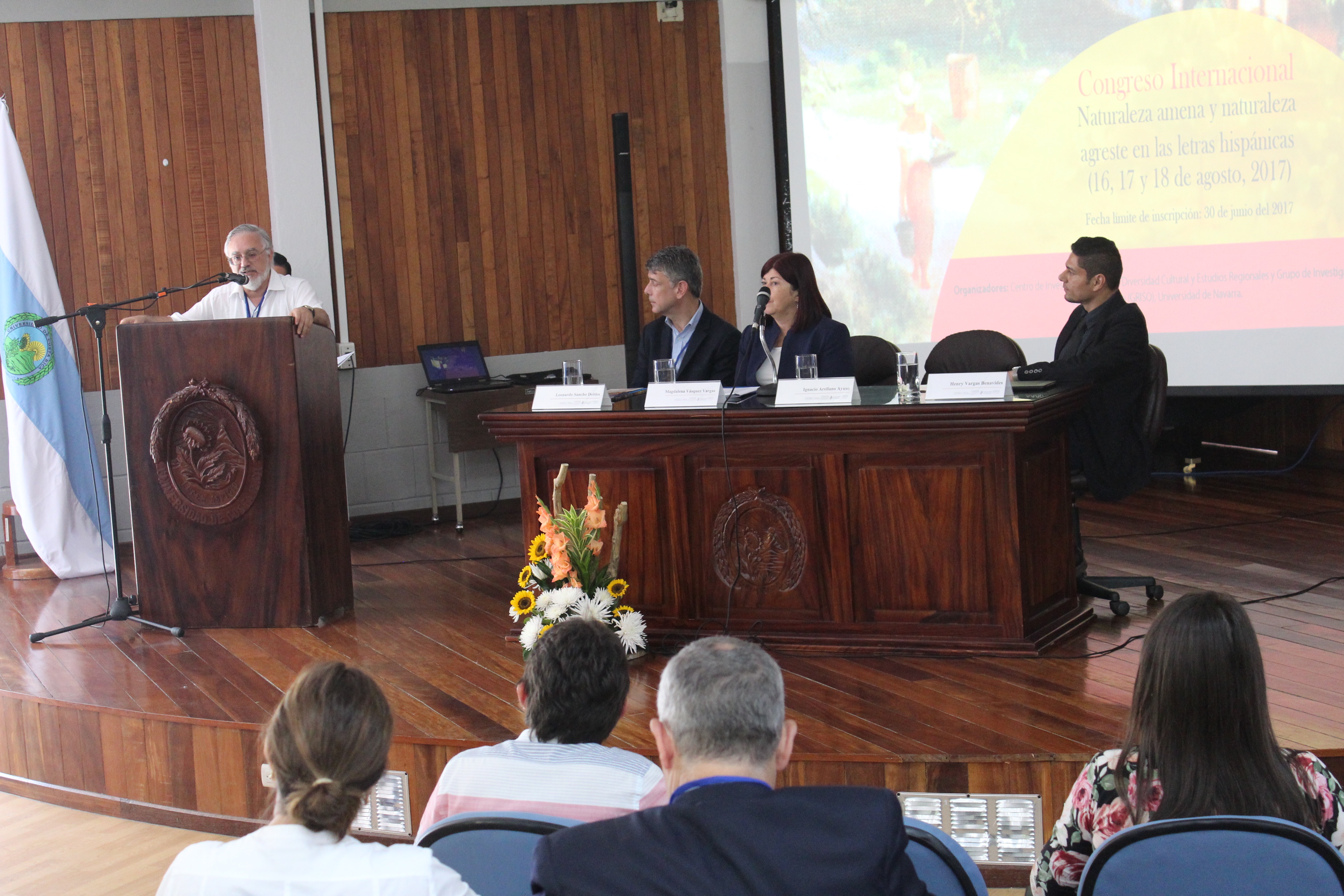 Conferencia Inaugural por el Dr. Ignacio Arellano Ayuso. En la mesa se encuentran: Dr. Leonardo Sánchez Dobles, Dra. Magdalena Vásquez Vargas y Dr. Henry Vargas Benavides.