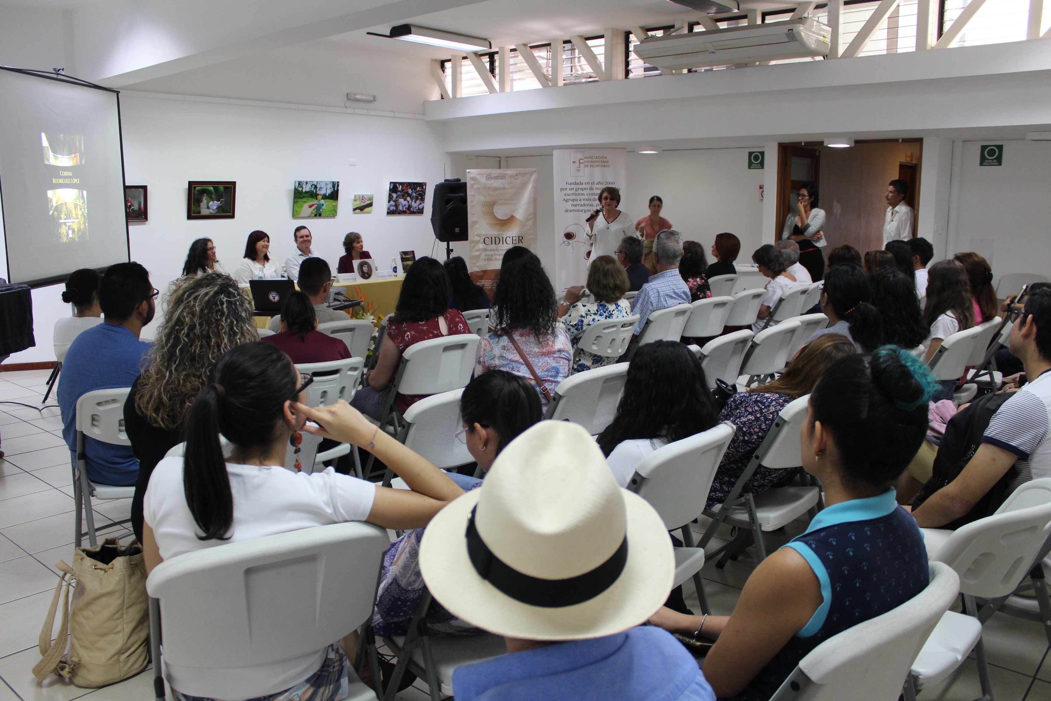 Participación del público, personas miembros de la Asociación Costarricense de Escritoras y familiares de la escritora Corina Rodríguez López..