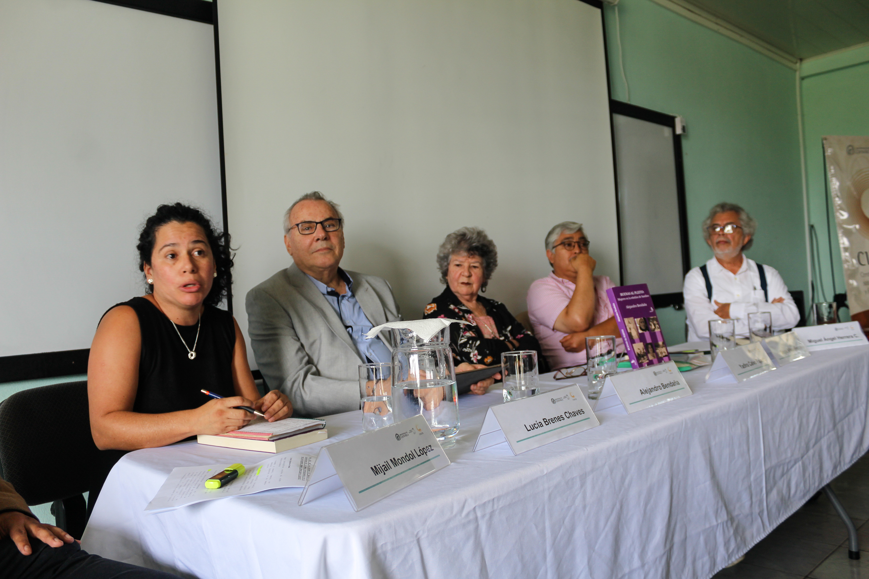 M.Sc. Miguel Ángel Herrera; Dr. Sergio Villena; Licda. Yadira Calvo; Sr. Alejandro Bendaña; M.Sc. Lucía Brenes (de derecha a izquierda)