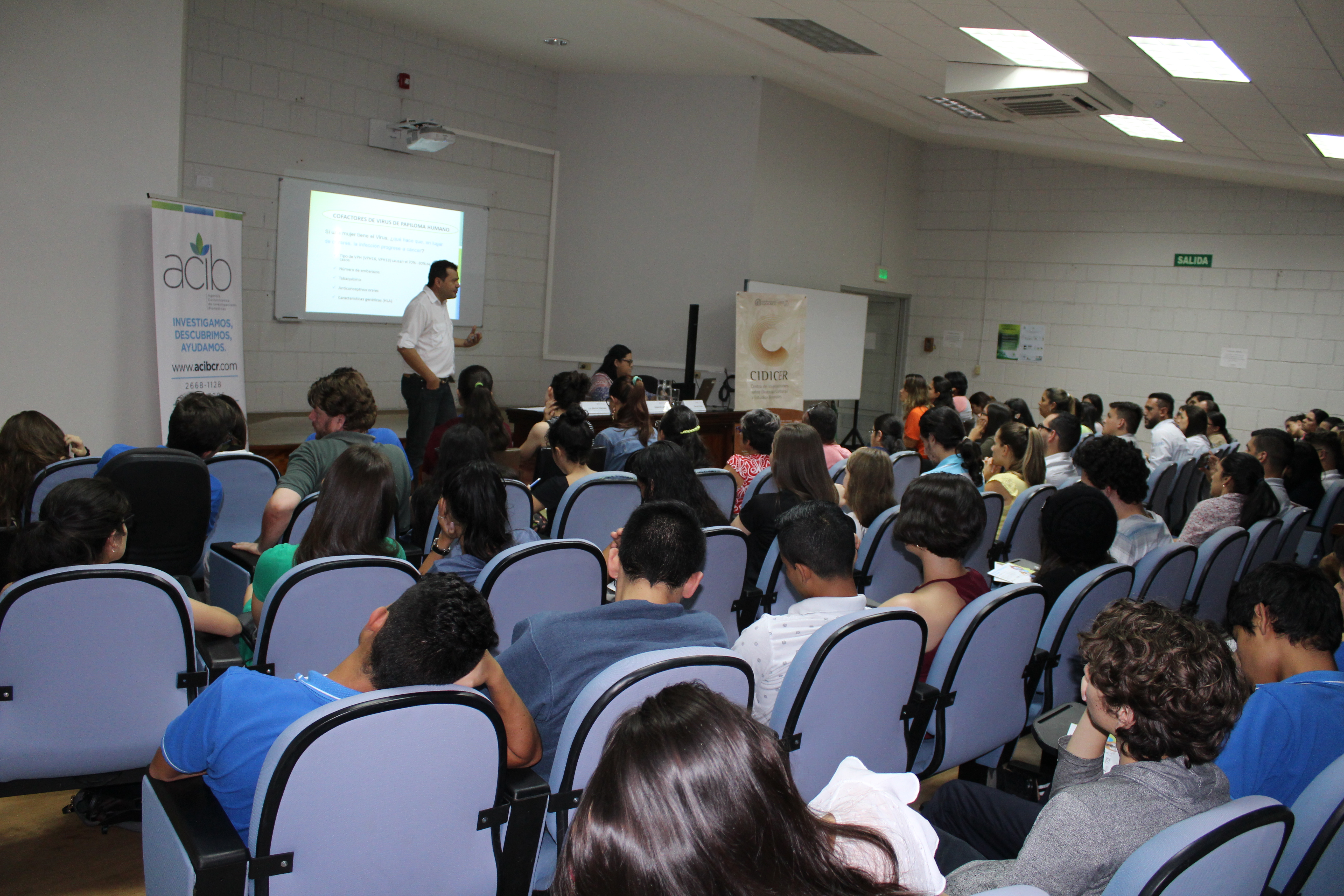 Público participante en la charla.