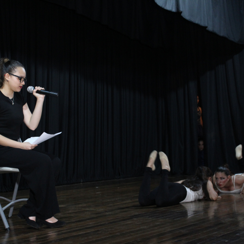 Lectura de poesía; estudiante participante en el proyecto.
